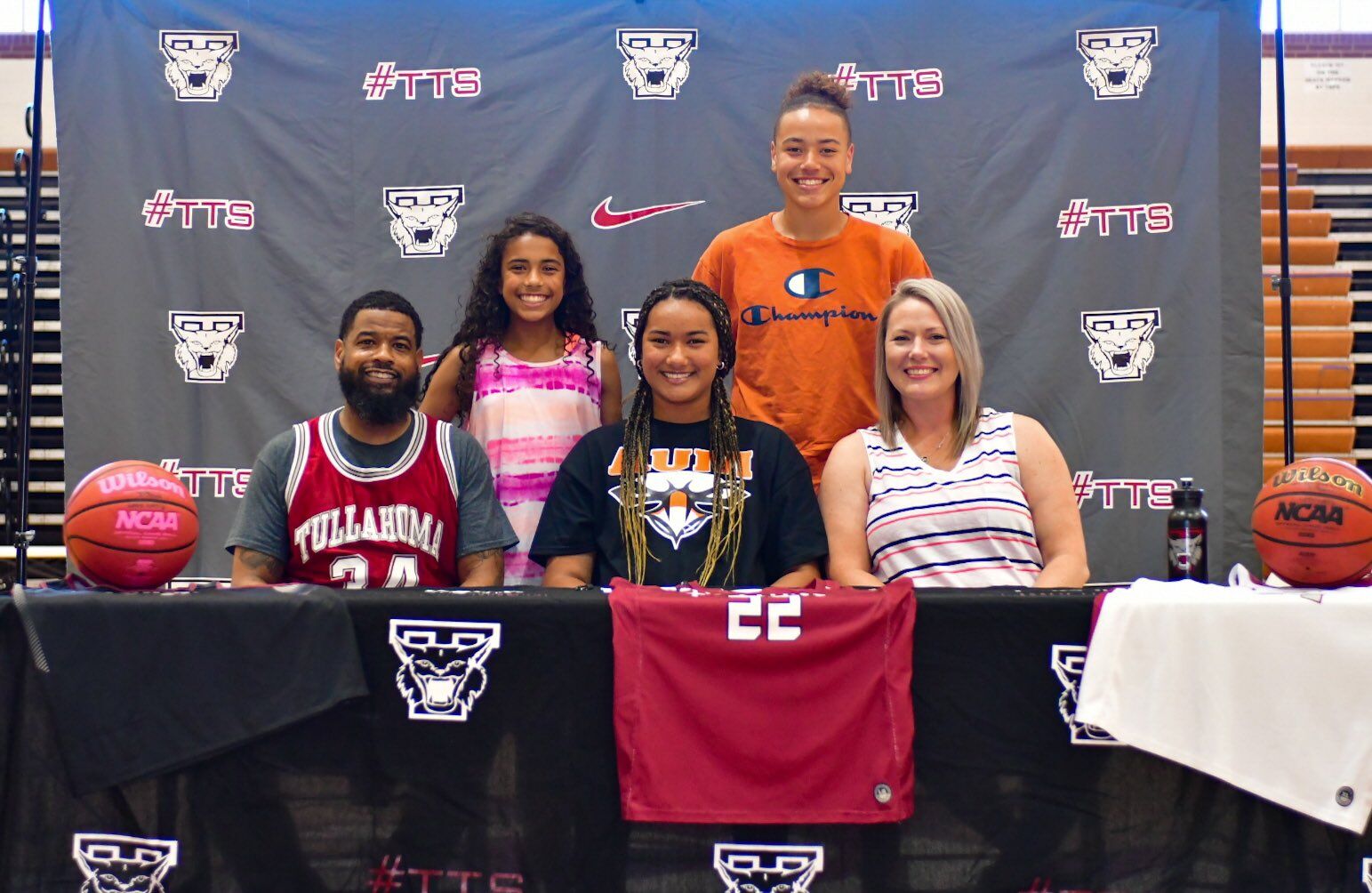 Kailyn Farrell signing